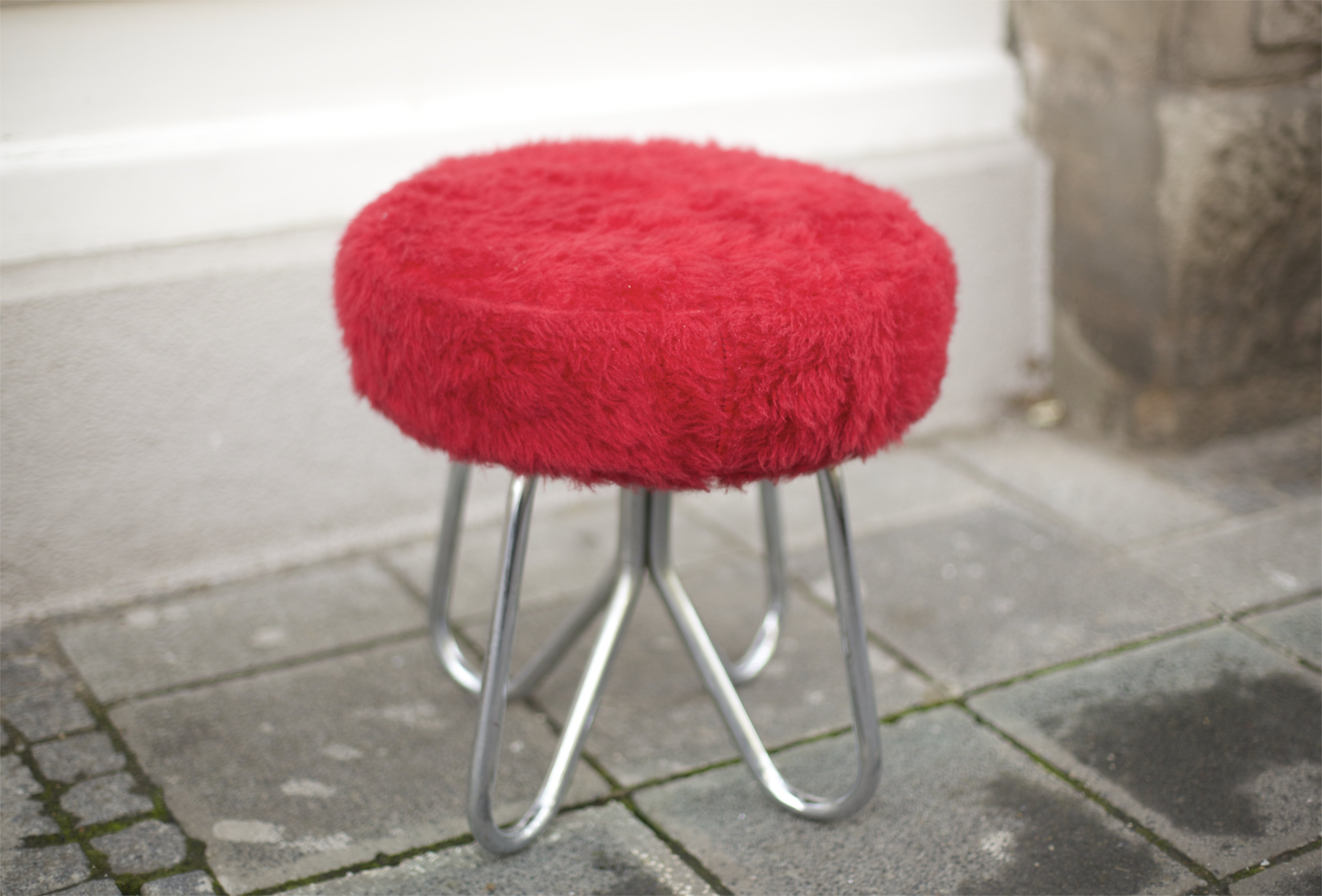 Fellhocker mit schlaufenbeinen raumwunder vintage wohnen in ...