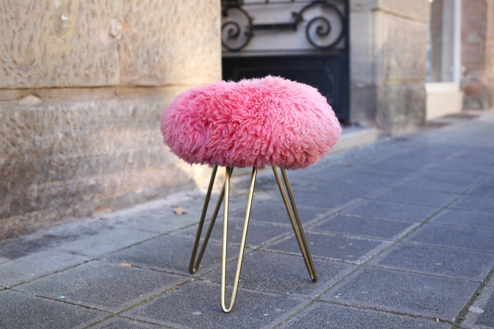 Fellhocker mit haarnadelbeinen raumwunder vintage wohnen in ...