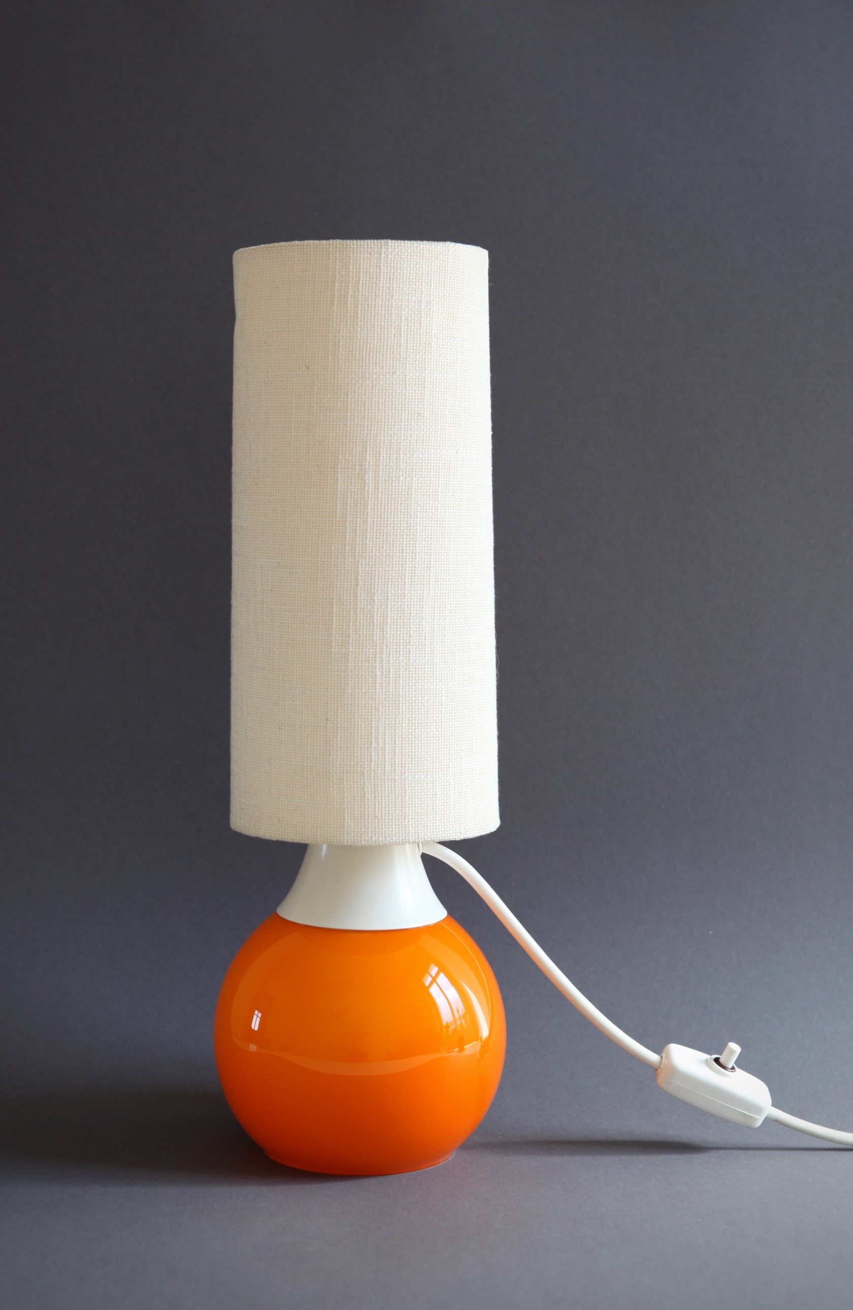 Tischlampe in Orange aus den 60er-Jahren - raumwunder - vintage wohnen in  nürnberg