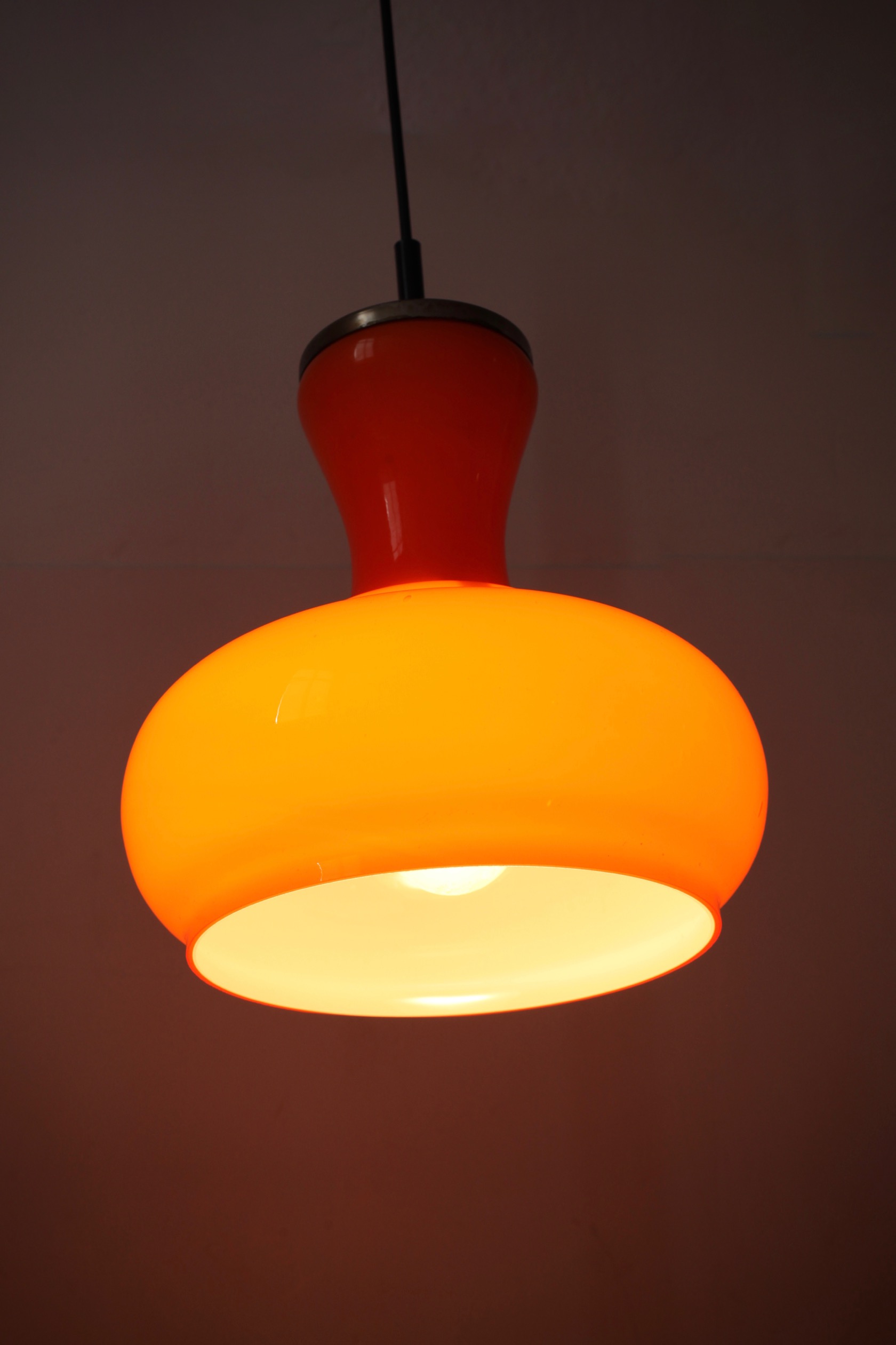 Lampe Im Restaurant Orange Warmes Licht Vintage Innenbeleuchtung