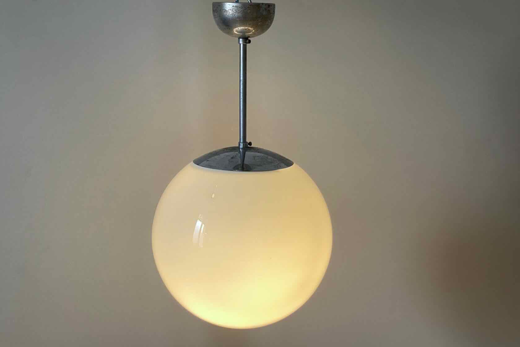 Kugellampe mit Milchglasschirm - raumwunder - vintage wohnen in nürnberg