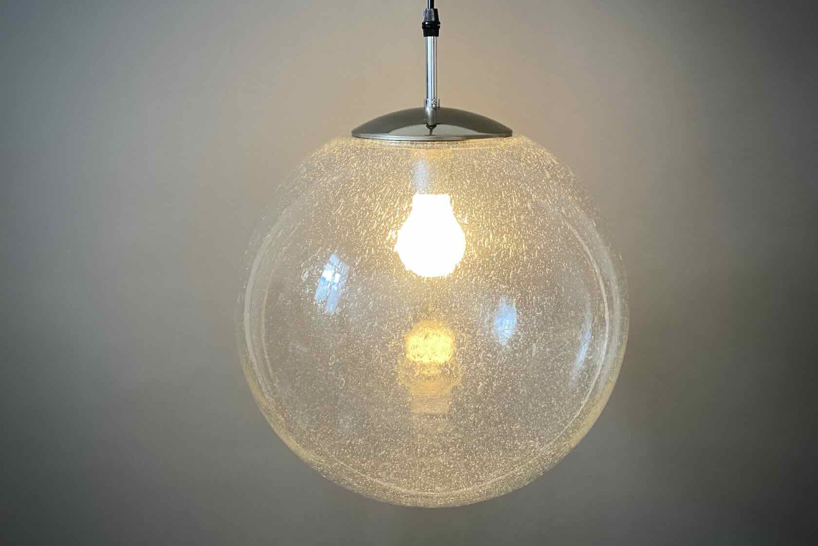 Klassische Kugellampe aus Glas und Metall, 1960-1970