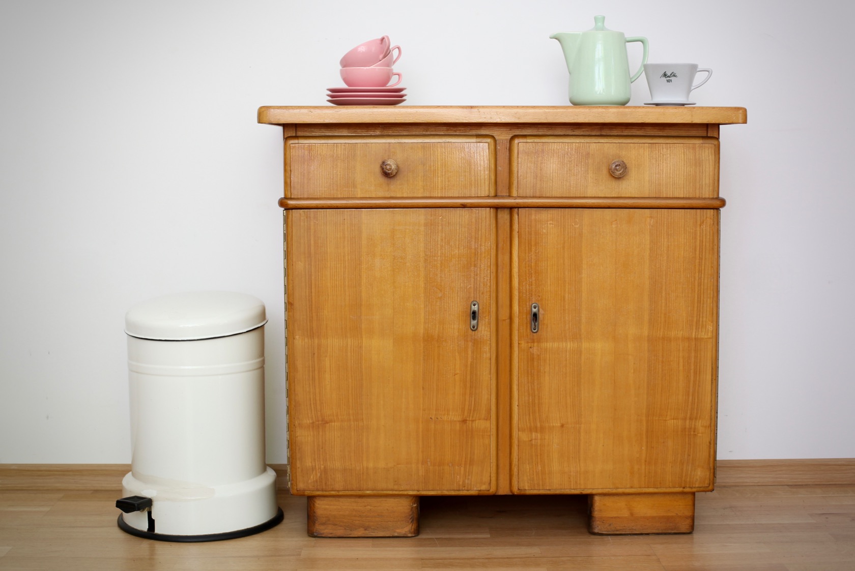 Kleiner Küchenschrank aus den 50er-Jahren - raumwunder - vintage wohnen