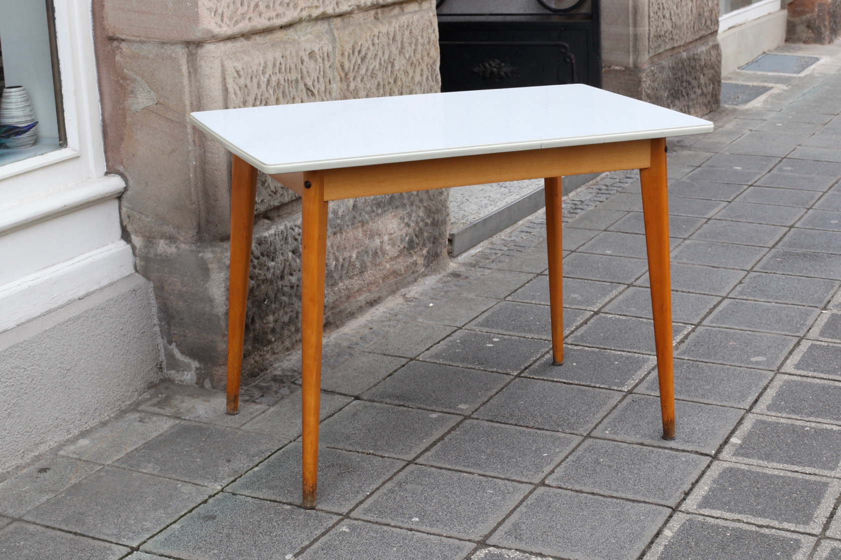 Kleiner Küchentisch aus den 50er-Jahren - raumwunder