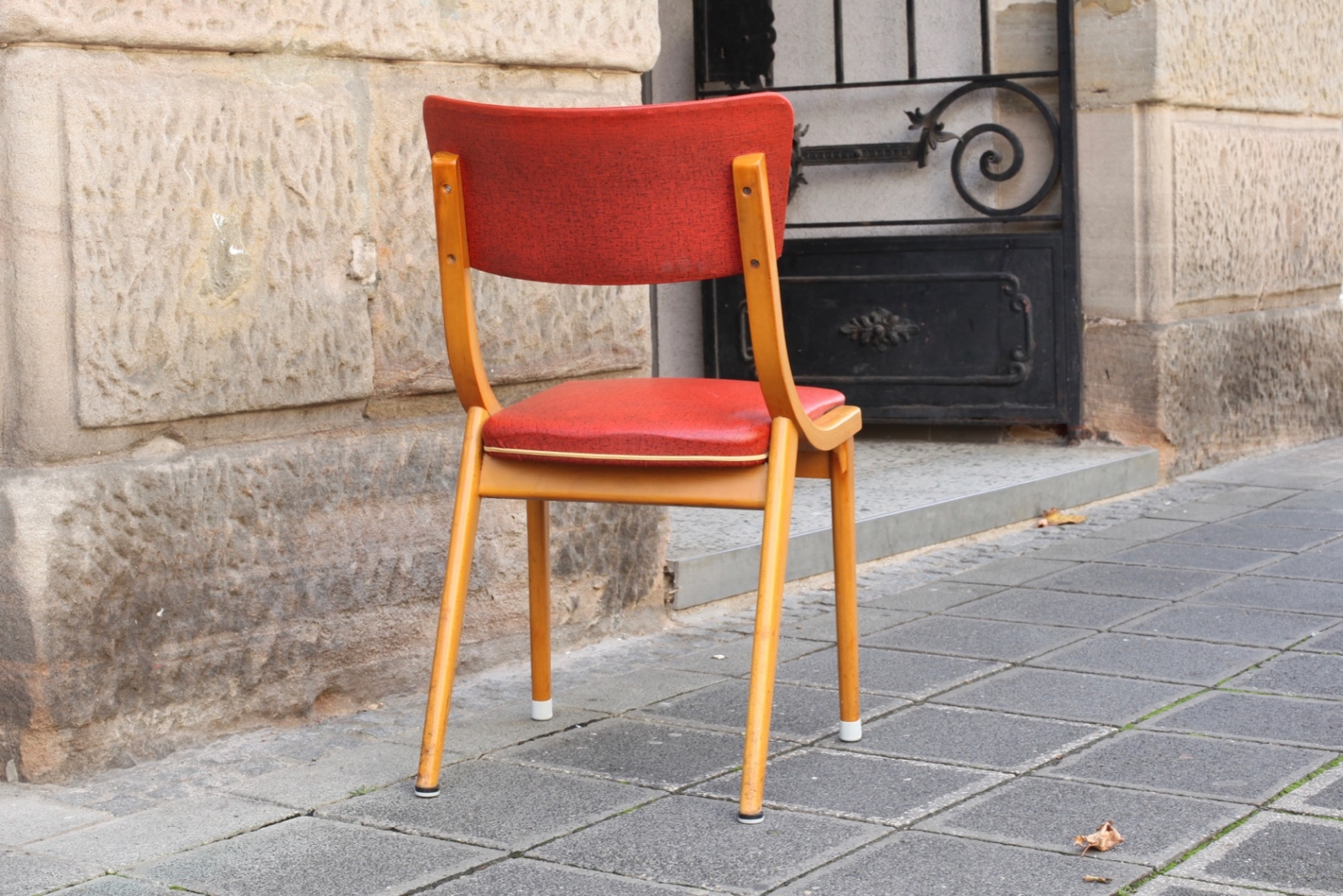 roter-stuhl-5 - raumwunder - vintage wohnen in nürnberg